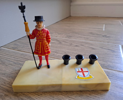 Vintage london souvenir yeoman - london,