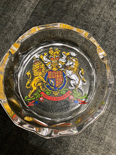 Clear glass round ashtray - clear,